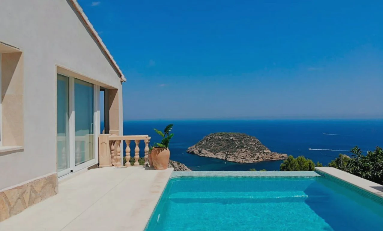 Villa mediterránea de lujo con vistas frontales al mar y a la Isla del Portichol en Jávea...