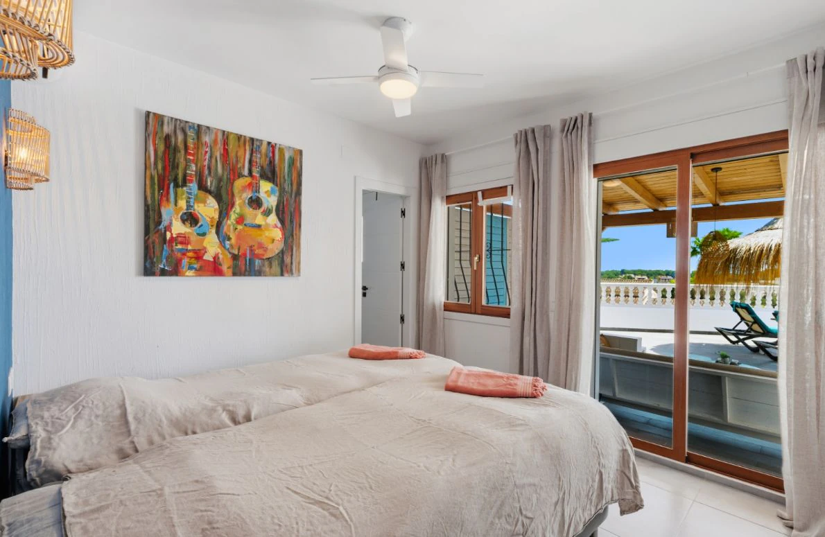 Villa rénovée à Moraira avec vue sur la mer, intimité et emplacement privilégié près du centre.