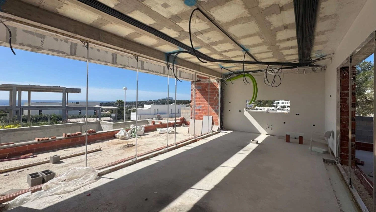 Villa de nueva construcción con vistas al mar y piscina infinita en Moraira
