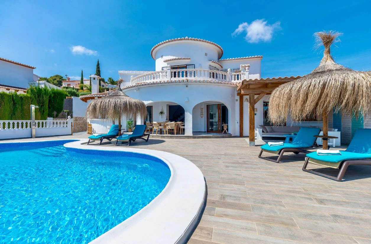 Villa rénovée à Moraira avec vue sur la mer, intimité et emplacement privilégié près du centre.