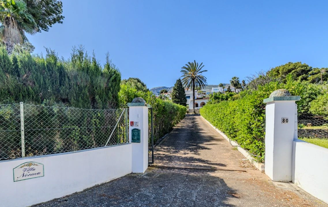 Exclusieve villa met grote perceel en uitzicht op zee in Las Rotas, Dénia