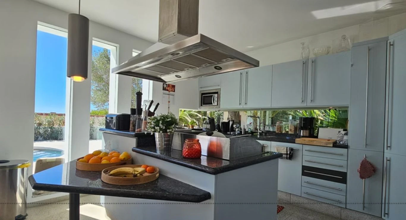 Villa renovada en primera línea de golf en San Jaime, Benissa, con vistas al mar y apartamento de invitados