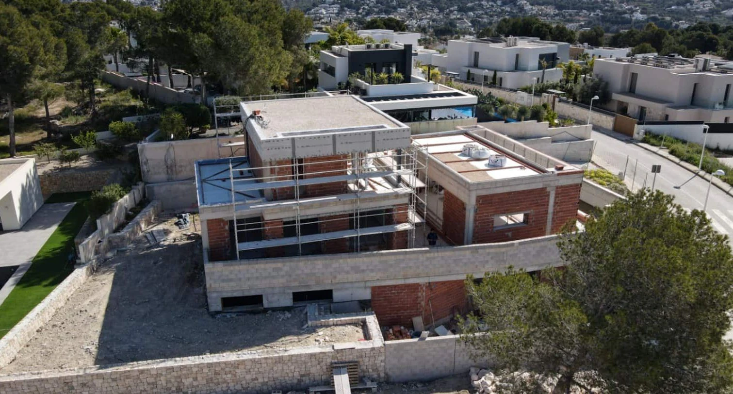 Villa de nueva construcción con vistas al mar y piscina infinita en Moraira