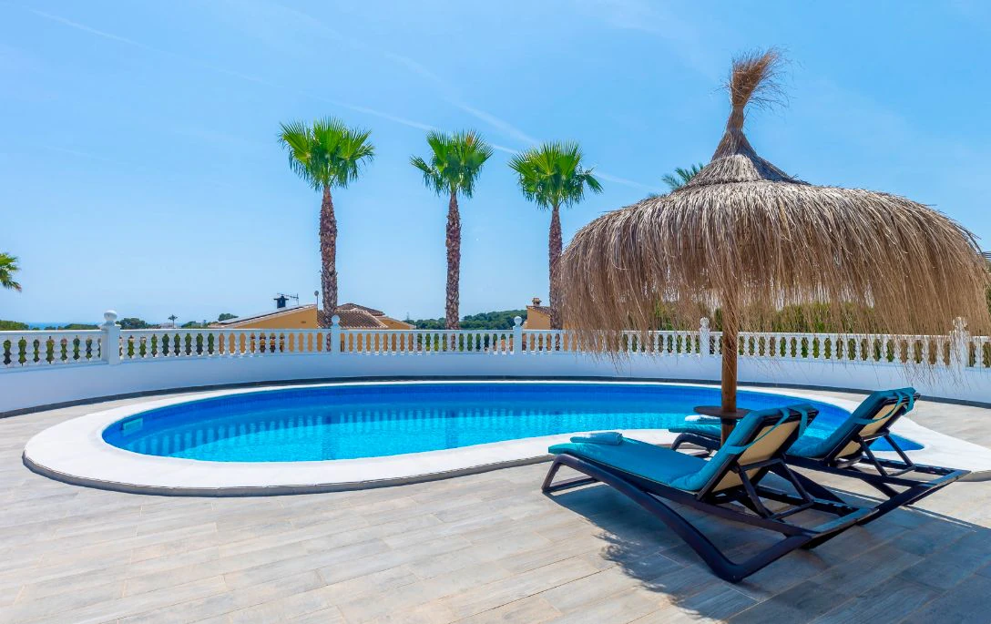Villa rénovée à Moraira avec vue sur la mer, intimité et emplacement privilégié près du centre.