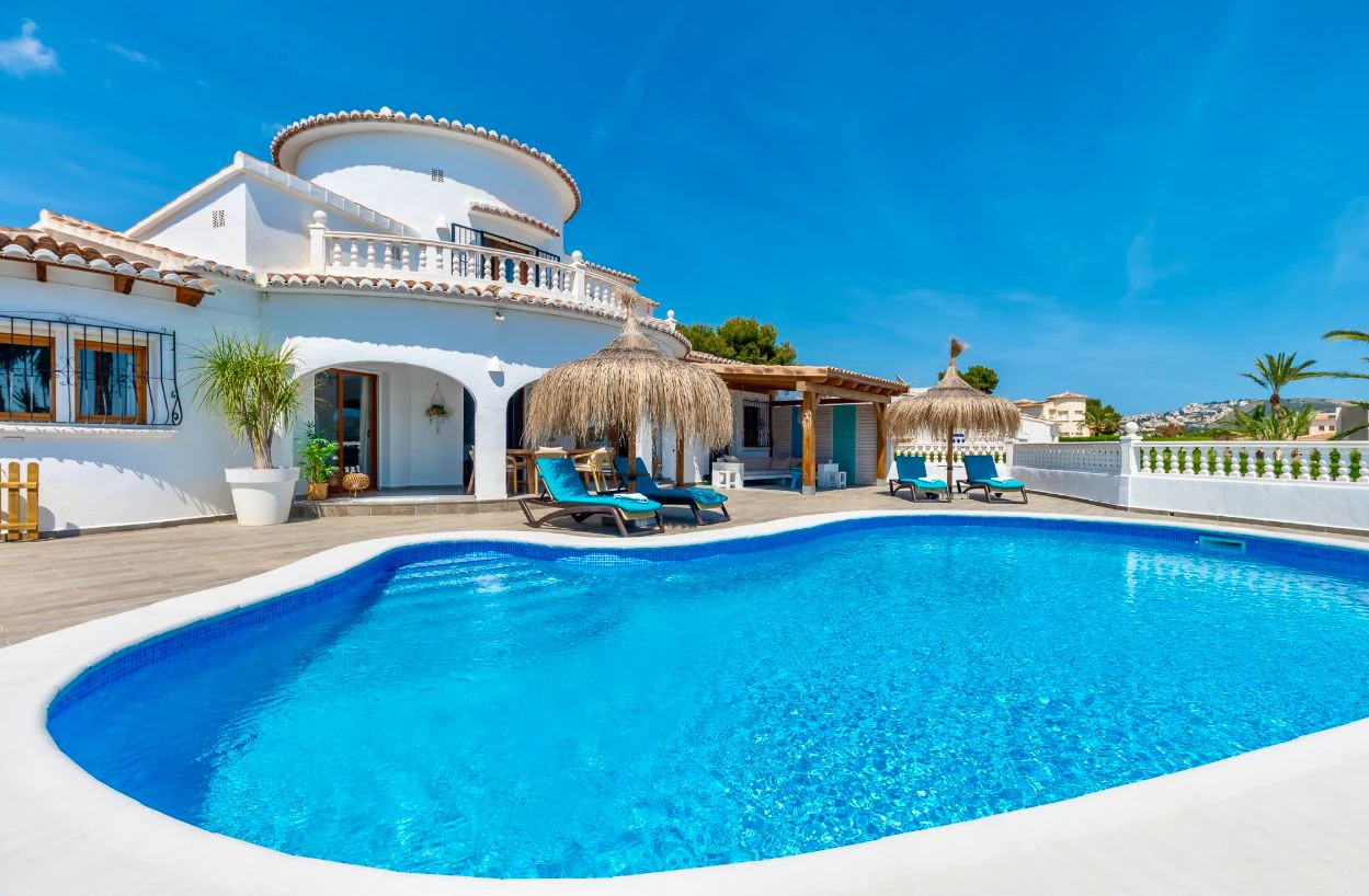 Villa rénovée à Moraira avec vue sur la mer, intimité et emplacement privilégié près du centre.