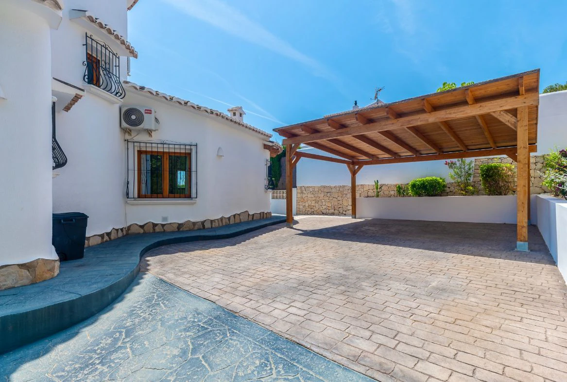 Villa rénovée à Moraira avec vue sur la mer, intimité et emplacement privilégié près du centre.