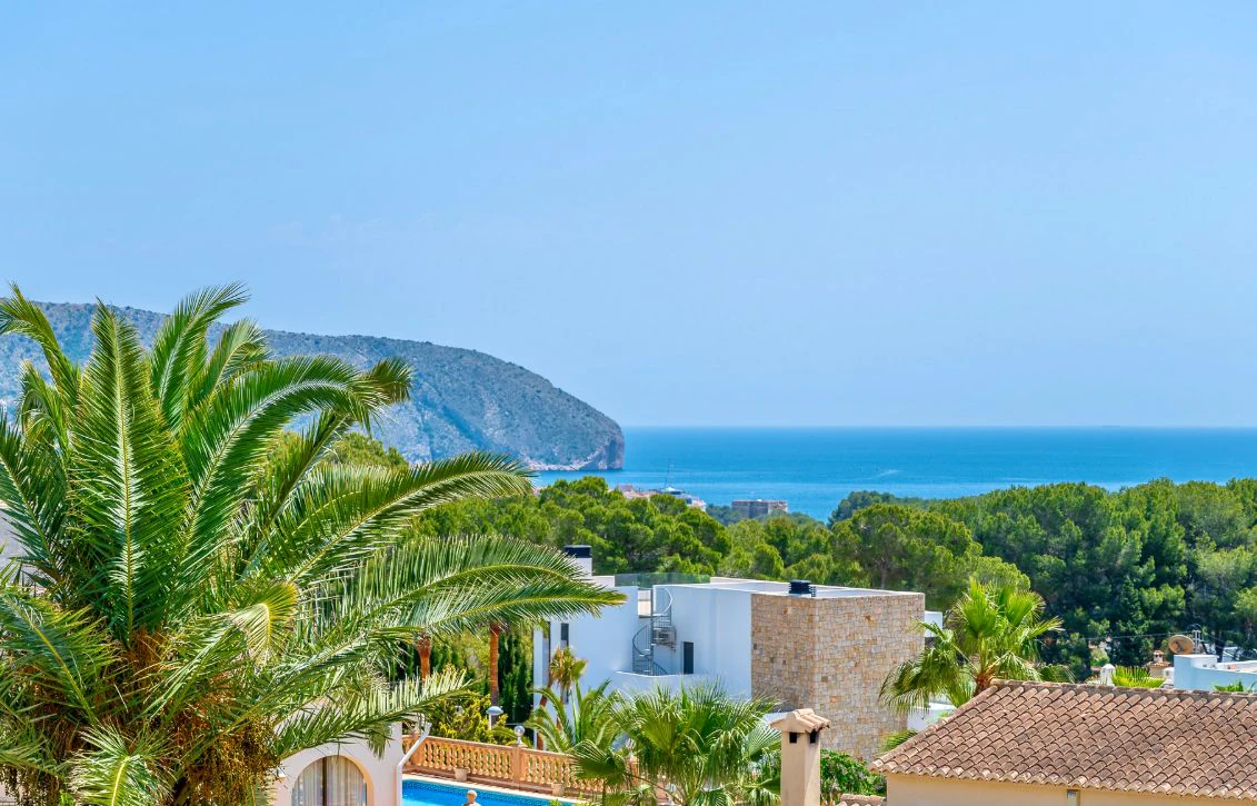 Villa rénovée à Moraira avec vue sur la mer, intimité et emplacement privilégié près du centre.