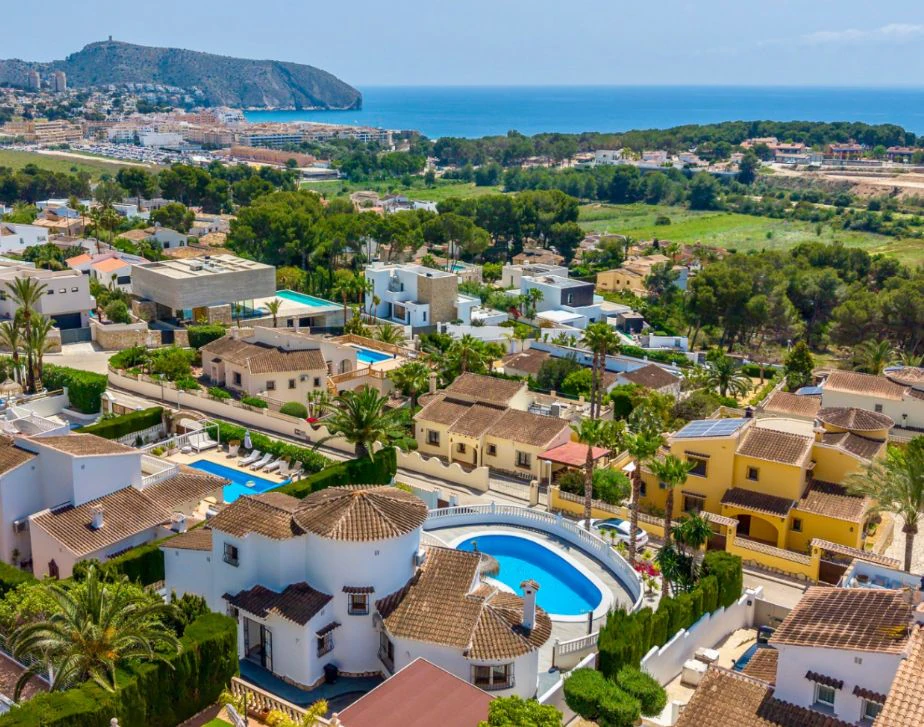 Villa rénovée à Moraira avec vue sur la mer, intimité et emplacement privilégié près du centre.