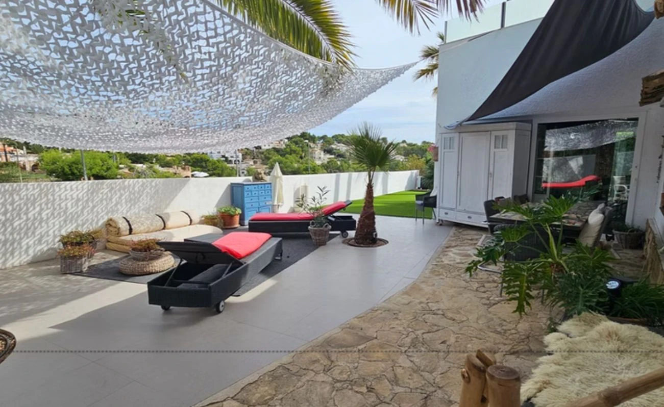 Villa renovada en primera línea de golf en San Jaime, Benissa, con vistas al mar y apartamento de invitados
