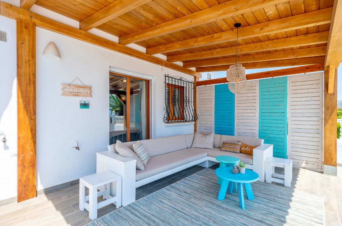 Villa rénovée à Moraira avec vue sur la mer, intimité et emplacement privilégié près du centre.