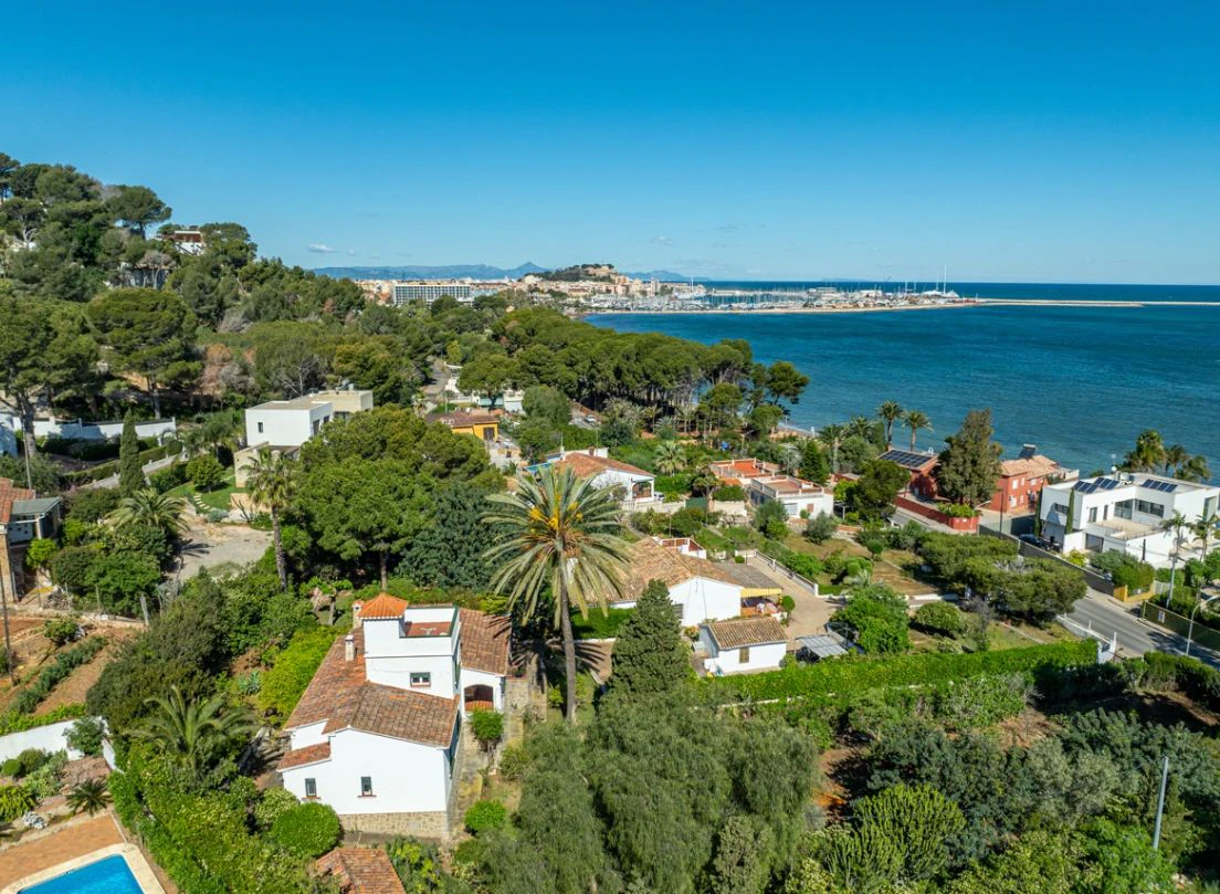 Exclusieve villa met grote perceel en uitzicht op zee in Las Rotas, Dénia