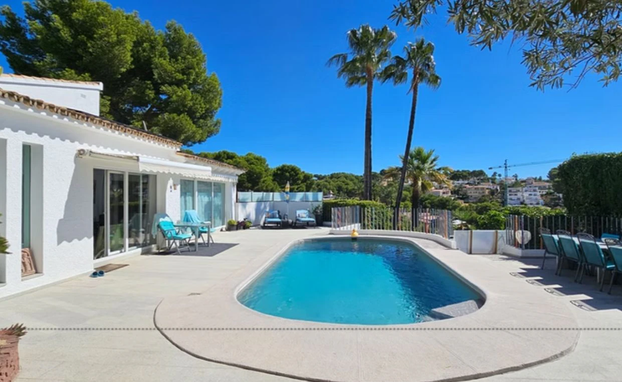 Villa renovada en primera línea de golf en San Jaime, Benissa, con vistas al mar y apartamento de invitados