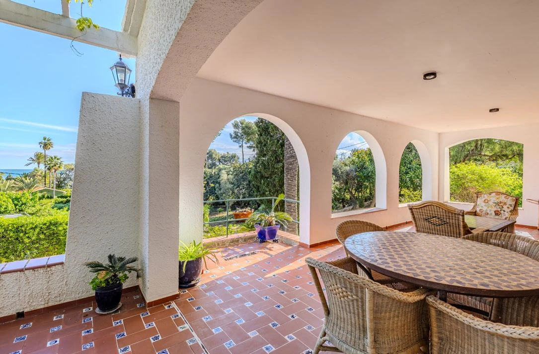 Exclusieve villa met grote perceel en uitzicht op zee in Las Rotas, Dénia