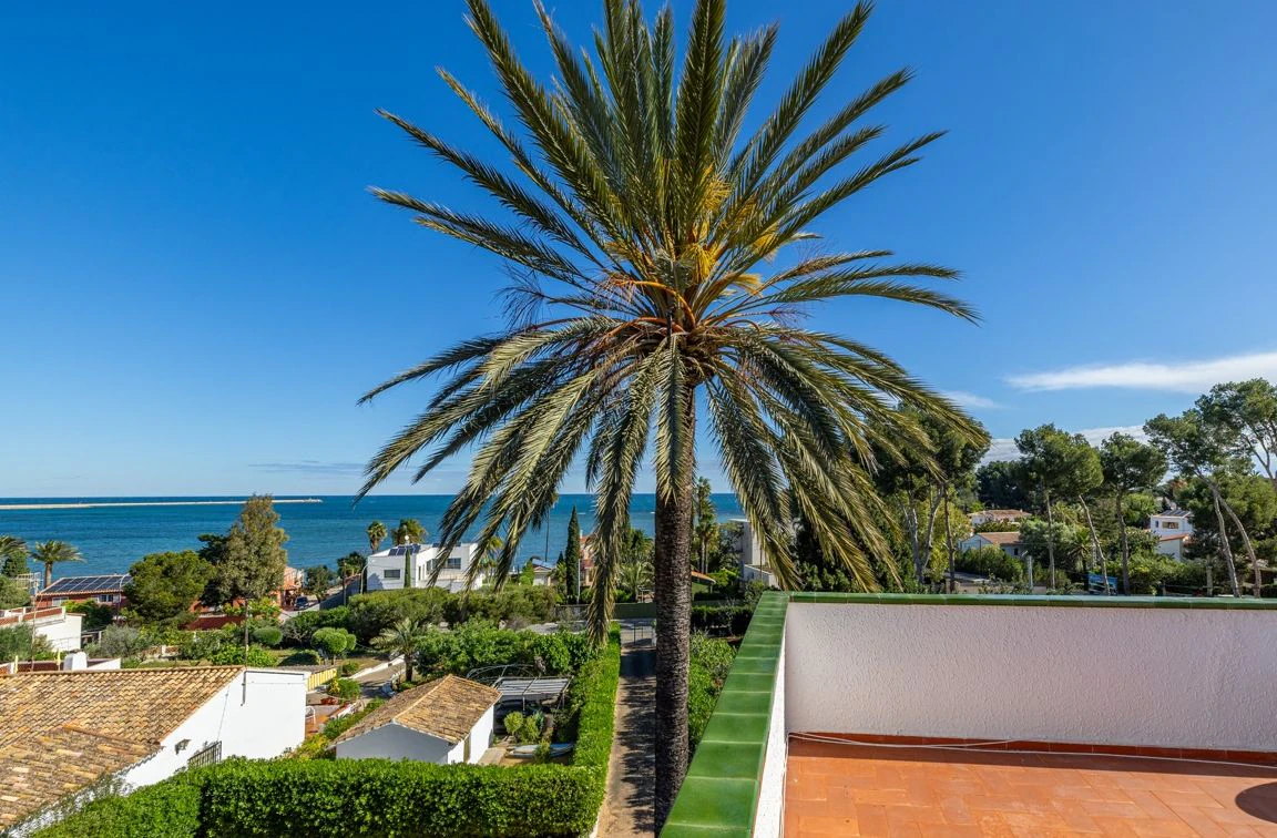 Exclusieve villa met grote perceel en uitzicht op zee in Las Rotas, Dénia