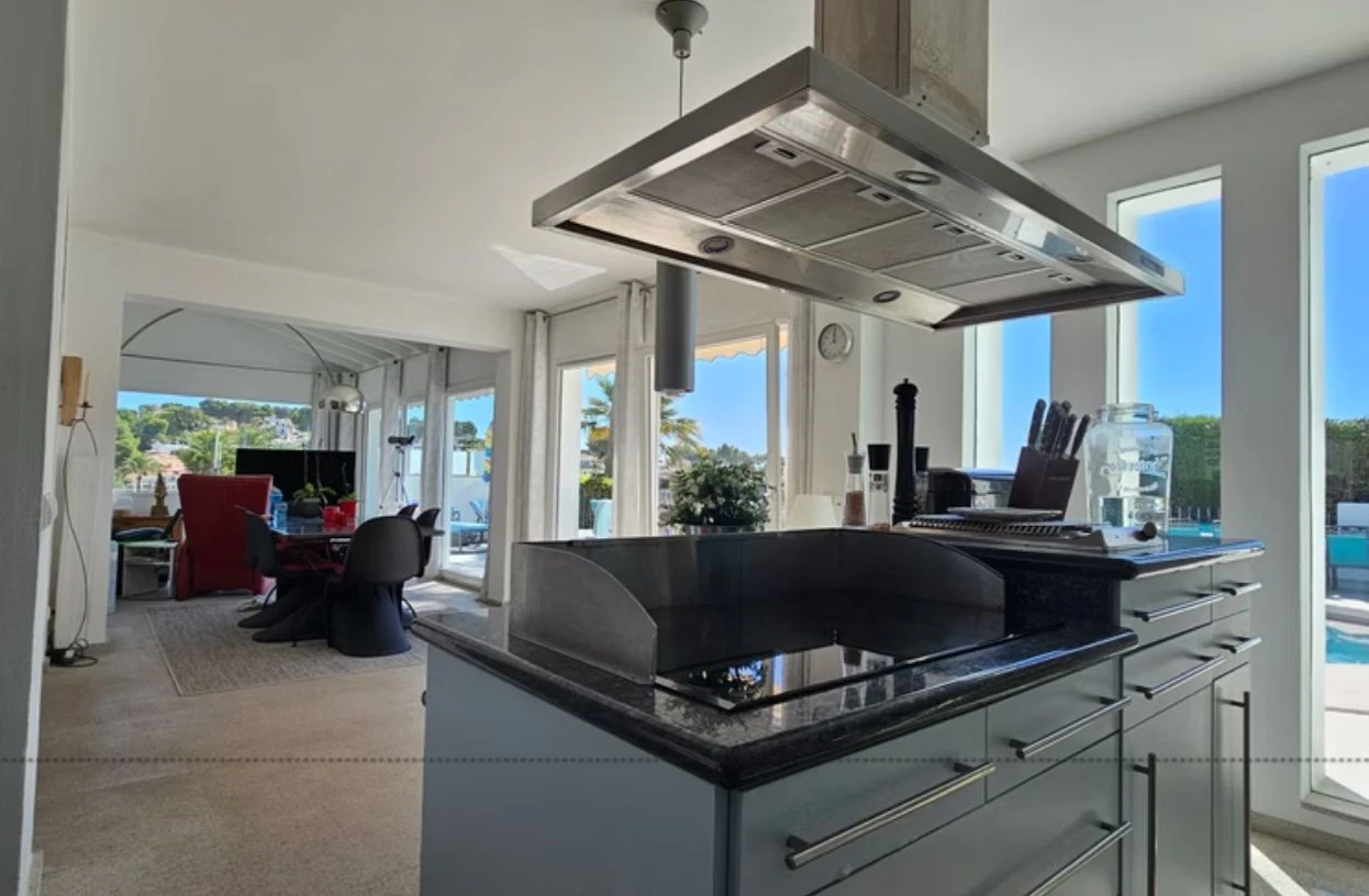 Villa renovada en primera línea de golf en San Jaime, Benissa, con vistas al mar y apartamento de invitados