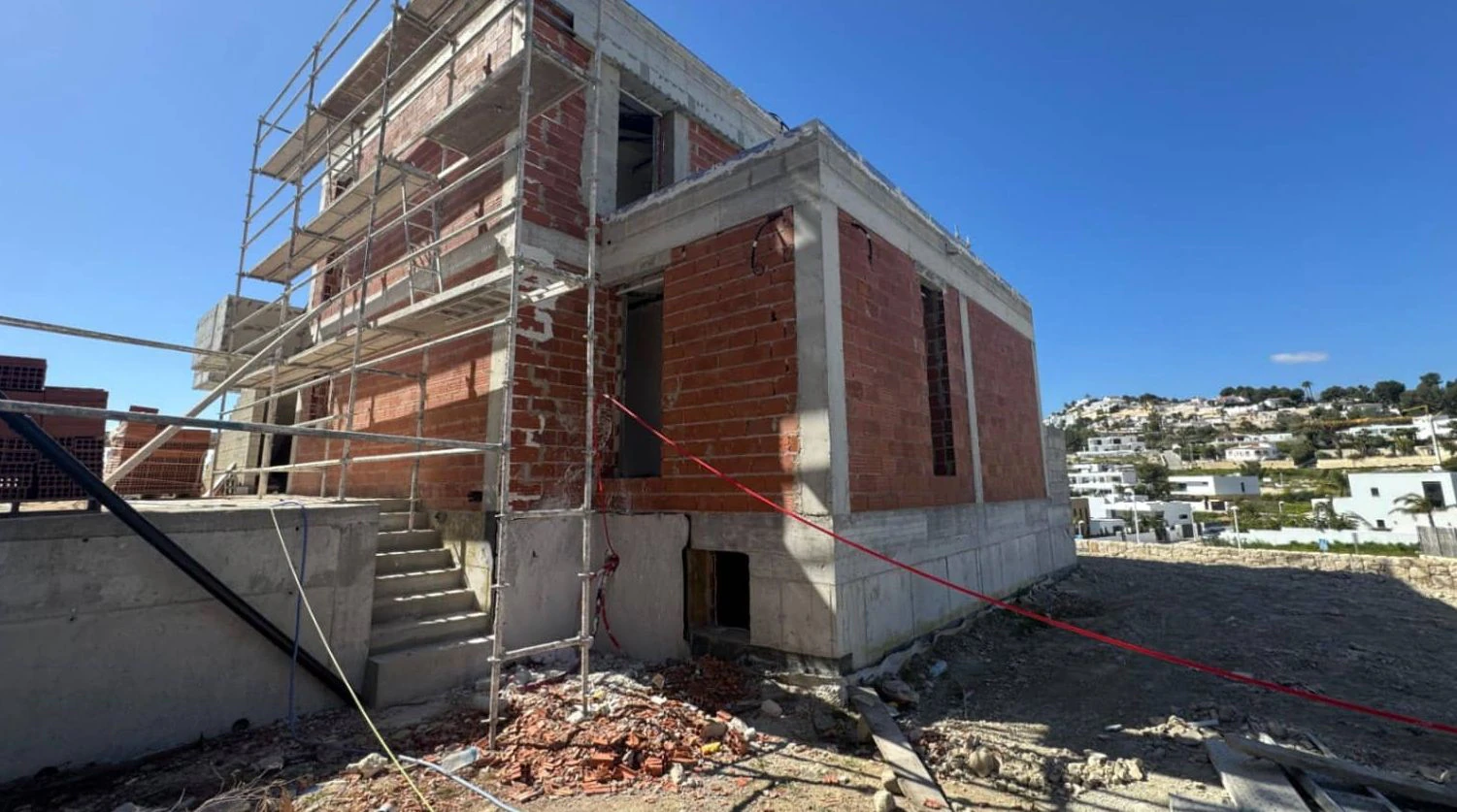 Villa de nueva construcción con vistas al mar y piscina infinita en Moraira