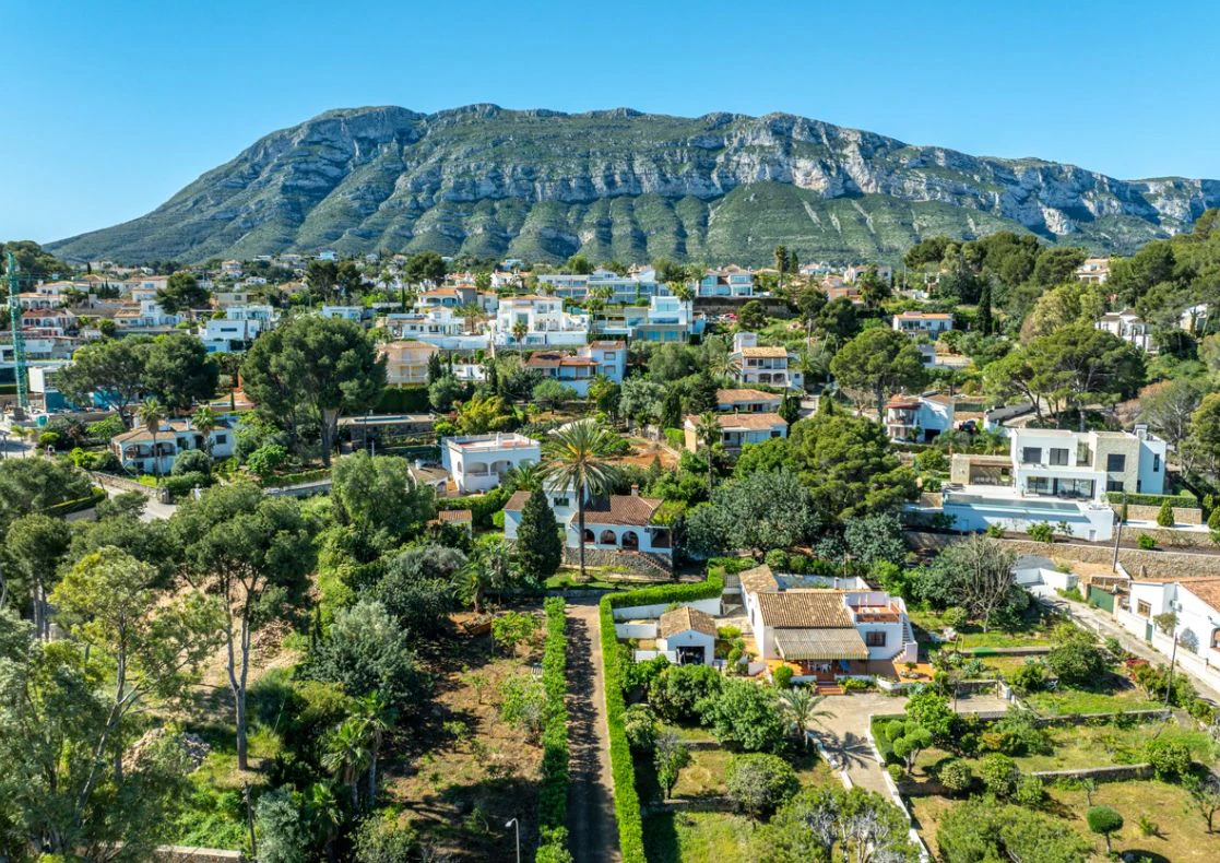 Exclusieve villa met grote perceel en uitzicht op zee in Las Rotas, Dénia