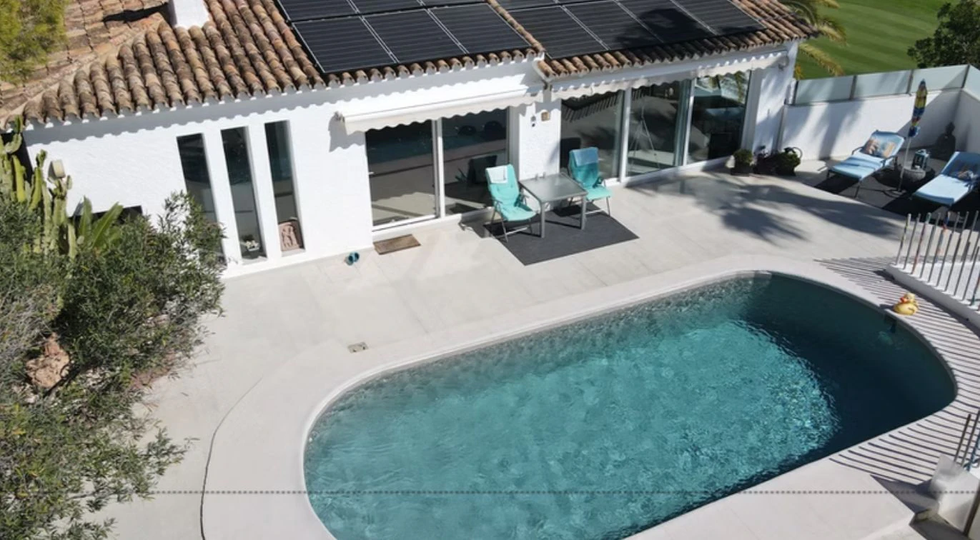 Villa renovada en primera línea de golf en San Jaime, Benissa, con vistas al mar y apartamento de invitados