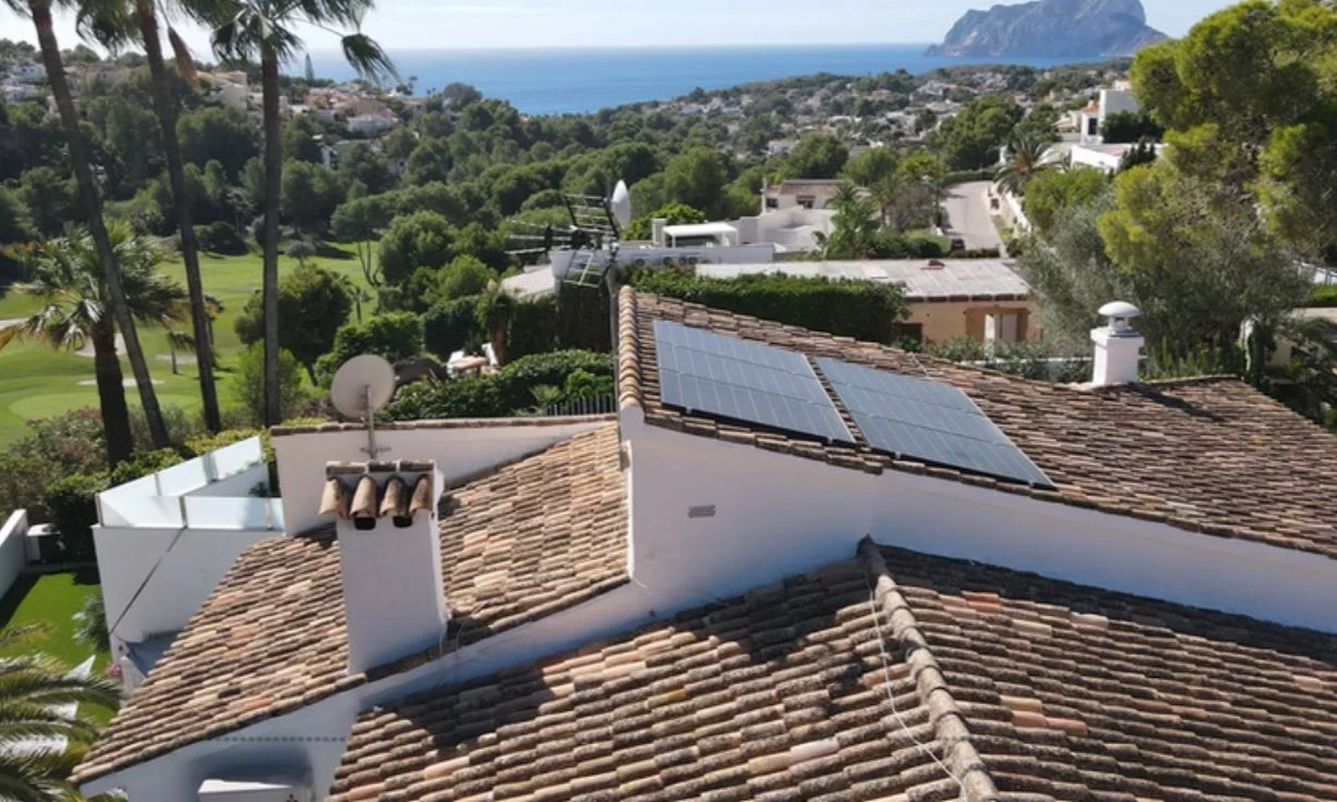 Villa renovada en primera línea de golf en San Jaime, Benissa, con vistas al mar y apartamento de invitados