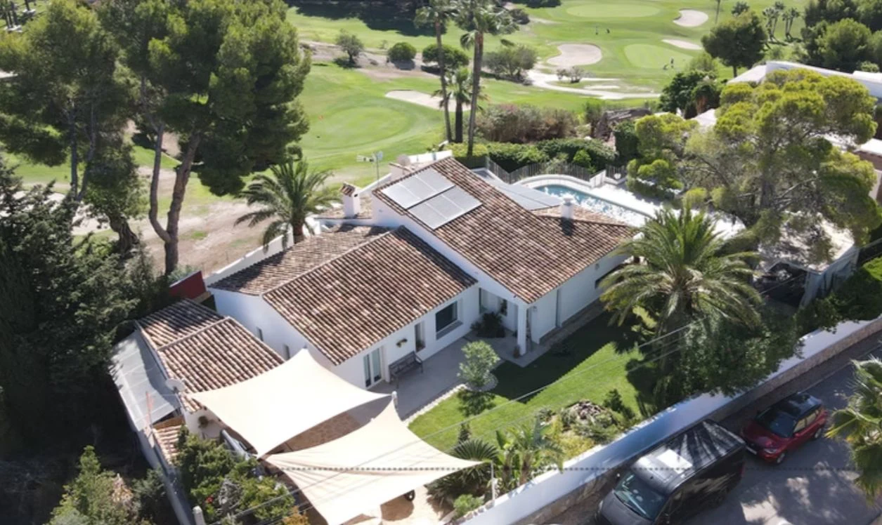 Villa renovada en primera línea de golf en San Jaime, Benissa, con vistas al mar y apartamento de invitados