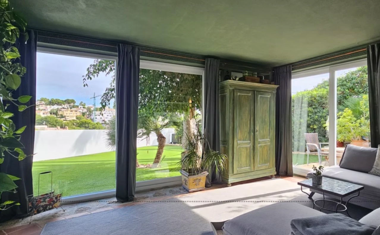 Villa renovada en primera línea de golf en San Jaime, Benissa, con vistas al mar y apartamento de invitados