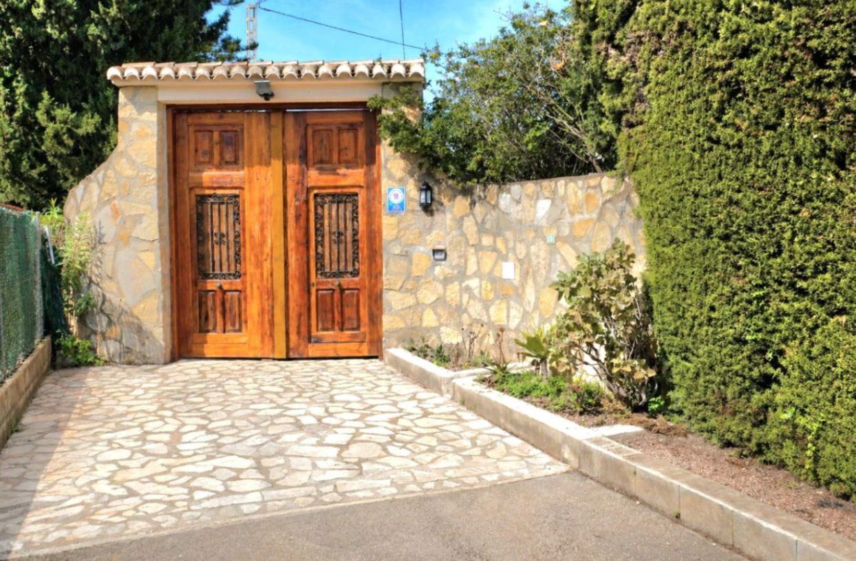 Villa rénovée avec grand terrain et vue sur le Montgó à San Nicolás, Dénia.
