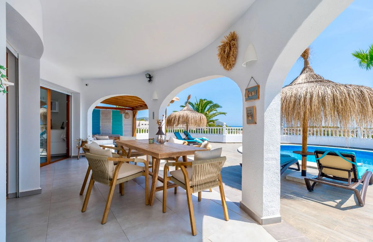 Villa rénovée à Moraira avec vue sur la mer, intimité et emplacement privilégié près du centre.