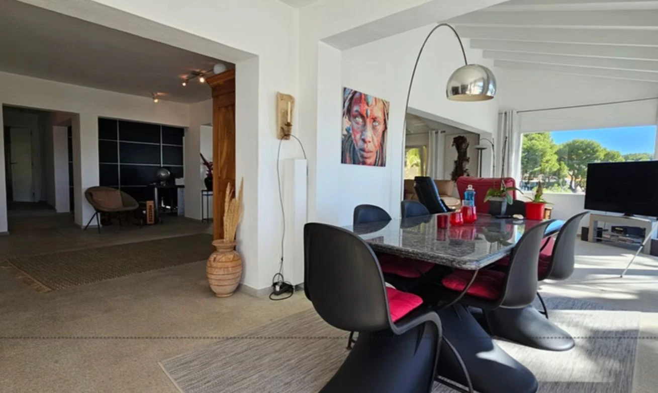 Villa renovada en primera línea de golf en San Jaime, Benissa, con vistas al mar y apartamento de invitados