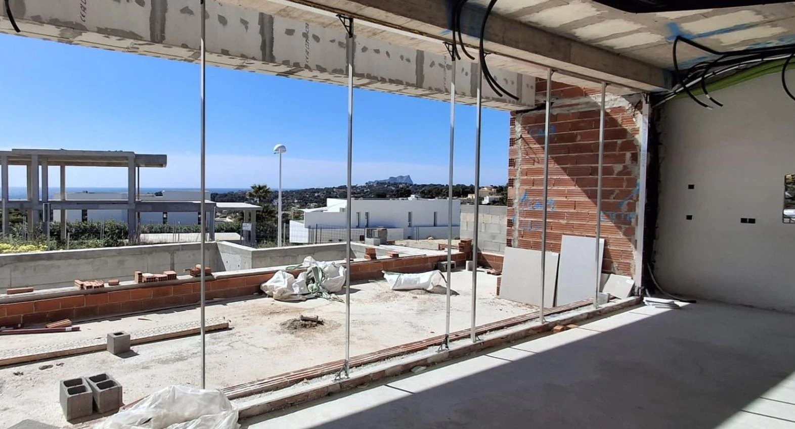 Villa de nueva construcción con vistas al mar y piscina infinita en Moraira