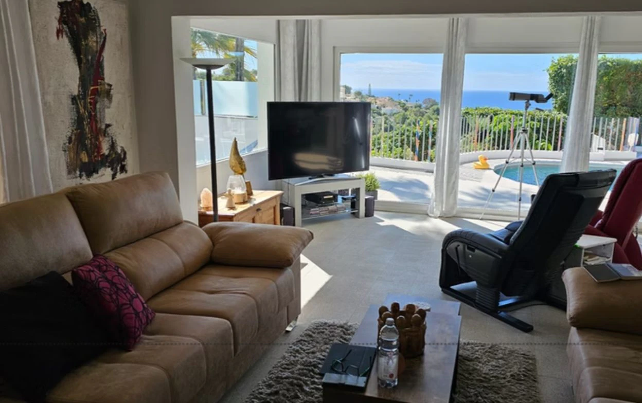 Villa renovada en primera línea de golf en San Jaime, Benissa, con vistas al mar y apartamento de invitados
