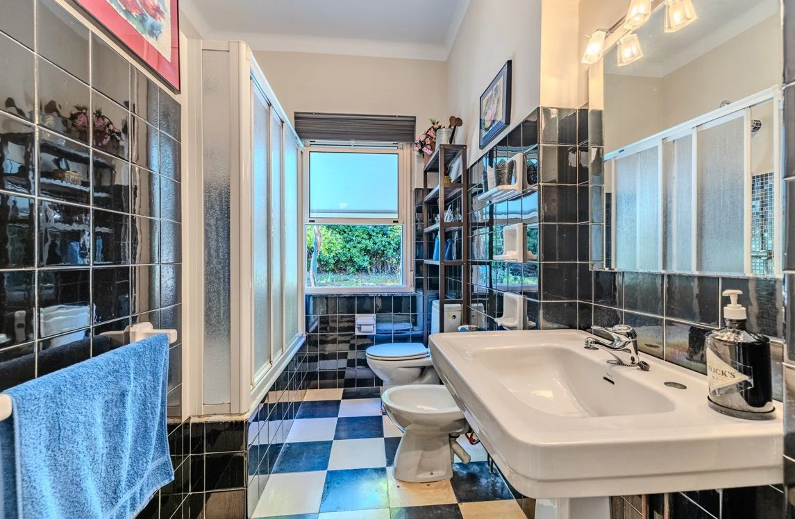 Exclusieve villa met grote perceel en uitzicht op zee in Las Rotas, Dénia