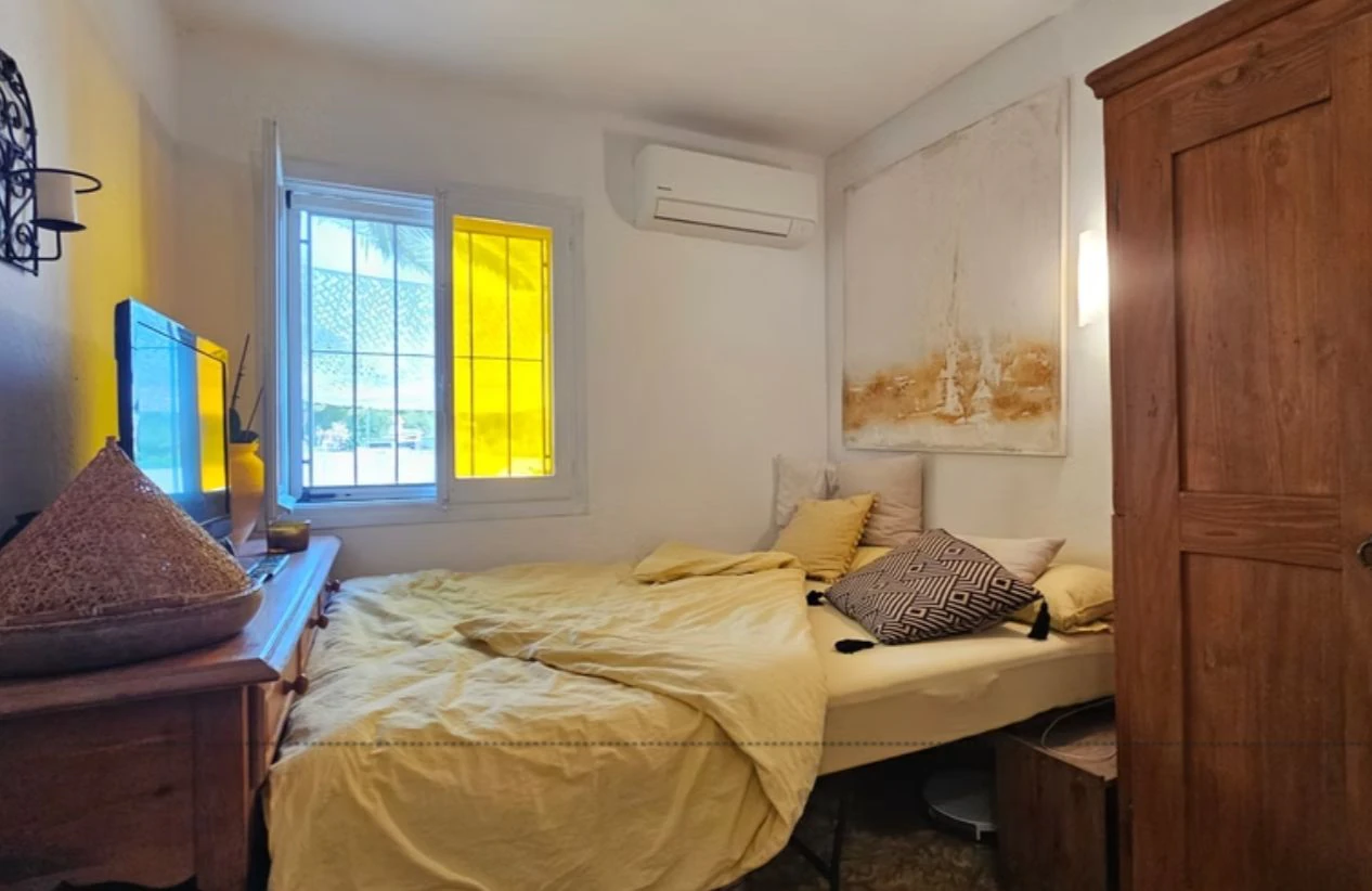 Villa renovada en primera línea de golf en San Jaime, Benissa, con vistas al mar y apartamento de invitados