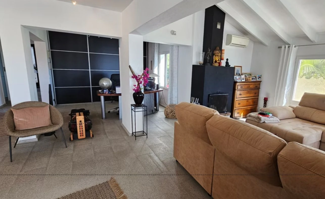 Villa renovada en primera línea de golf en San Jaime, Benissa, con vistas al mar y apartamento de invitados