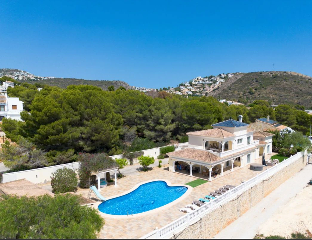 Gran y Elegante Villa con Vistas al Mar en Venta en Moraira...