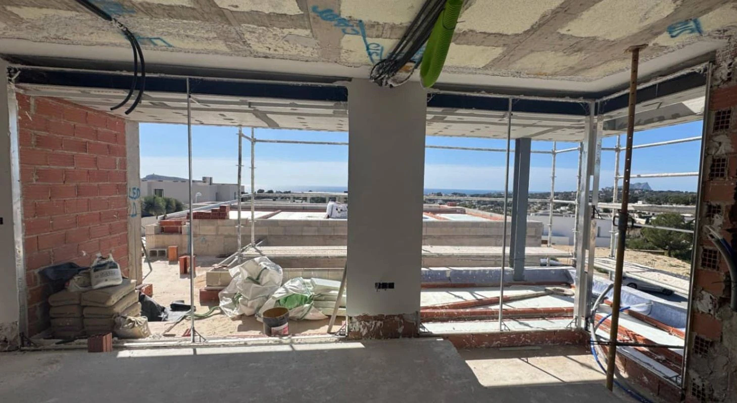 Villa de nueva construcción con vistas al mar y piscina infinita en Moraira