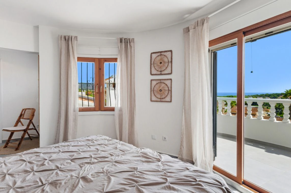Villa rénovée à Moraira avec vue sur la mer, intimité et emplacement privilégié près du centre.