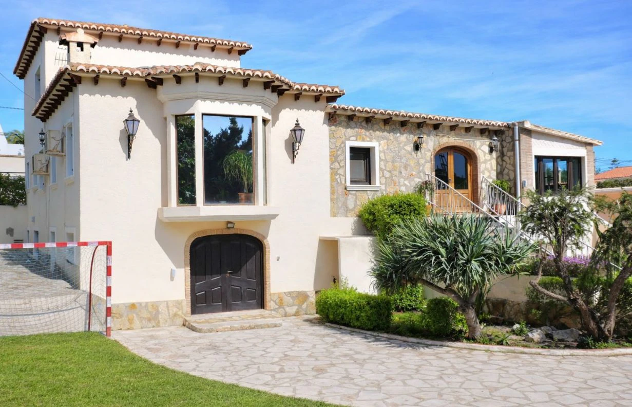 Villa rénovée avec grand terrain et vue sur le Montgó à San Nicolás, Dénia.