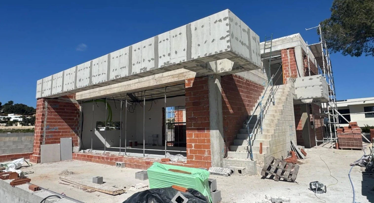 Villa de nueva construcción con vistas al mar y piscina infinita en Moraira