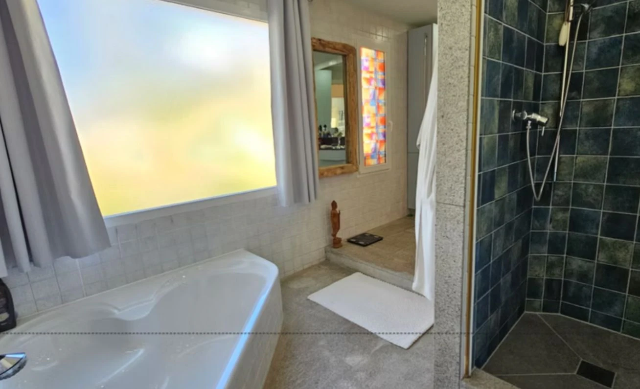 Villa renovada en primera línea de golf en San Jaime, Benissa, con vistas al mar y apartamento de invitados