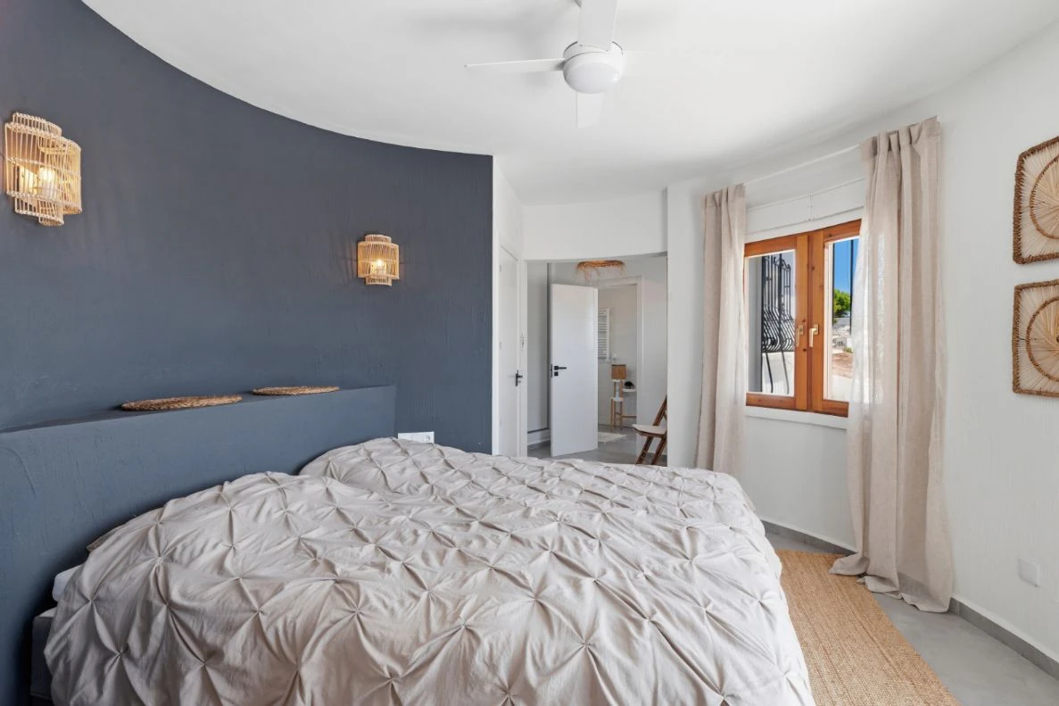Villa rénovée à Moraira avec vue sur la mer, intimité et emplacement privilégié près du centre.