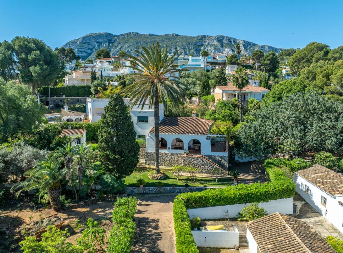 Exclusieve villa met grote perceel en uitzicht op zee in Las Rotas, Dénia