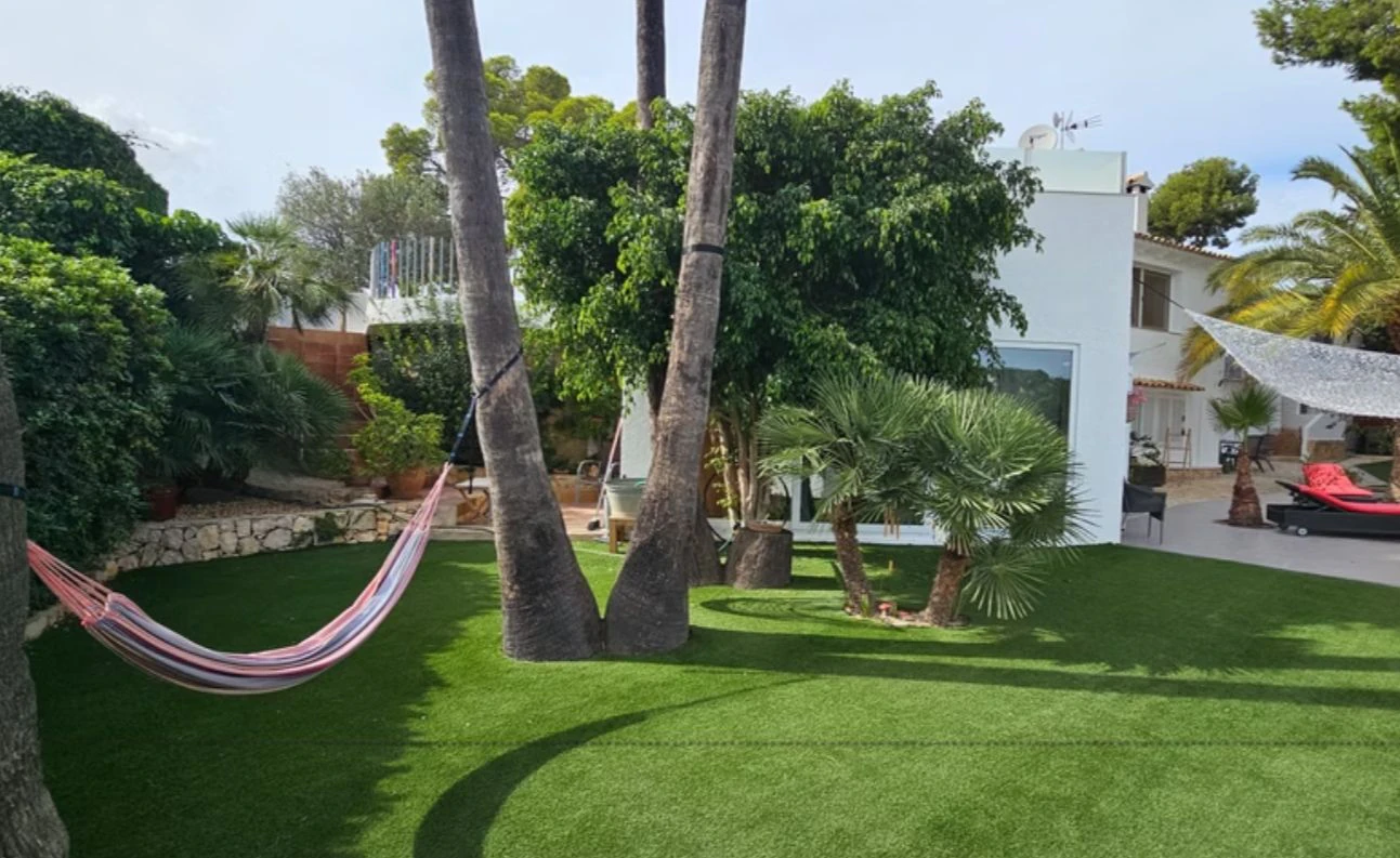 Villa renovada en primera línea de golf en San Jaime, Benissa, con vistas al mar y apartamento de invitados