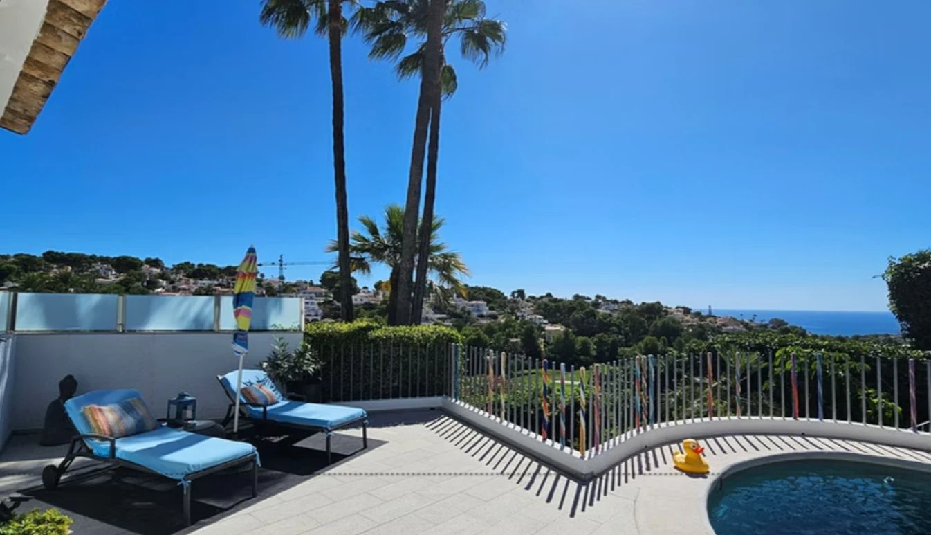 Villa renovada en primera línea de golf en San Jaime, Benissa, con vistas al mar y apartamento de invitados