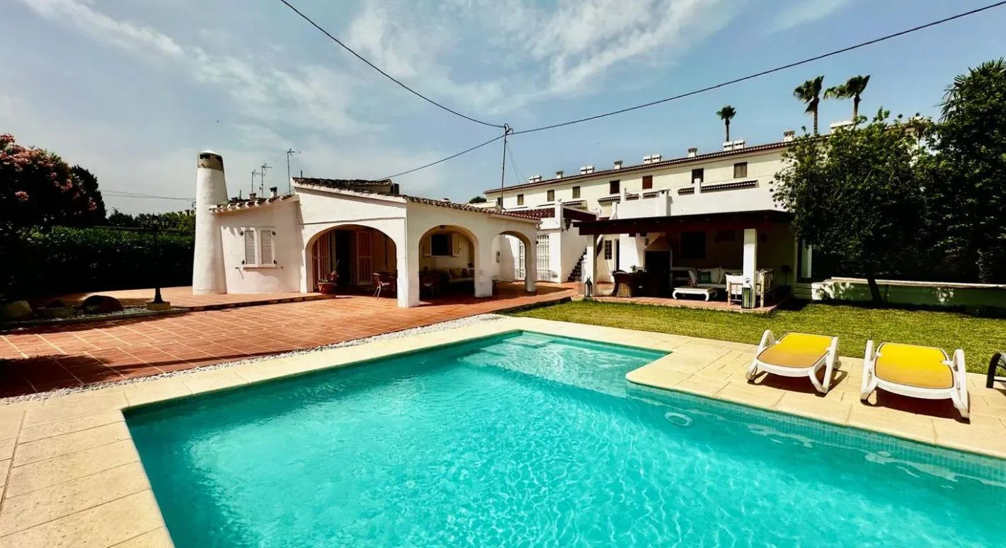 Gerestyle villa aan de eerste lijn van Las Marinas, Dénia, op slechts 50 meter van de zee.