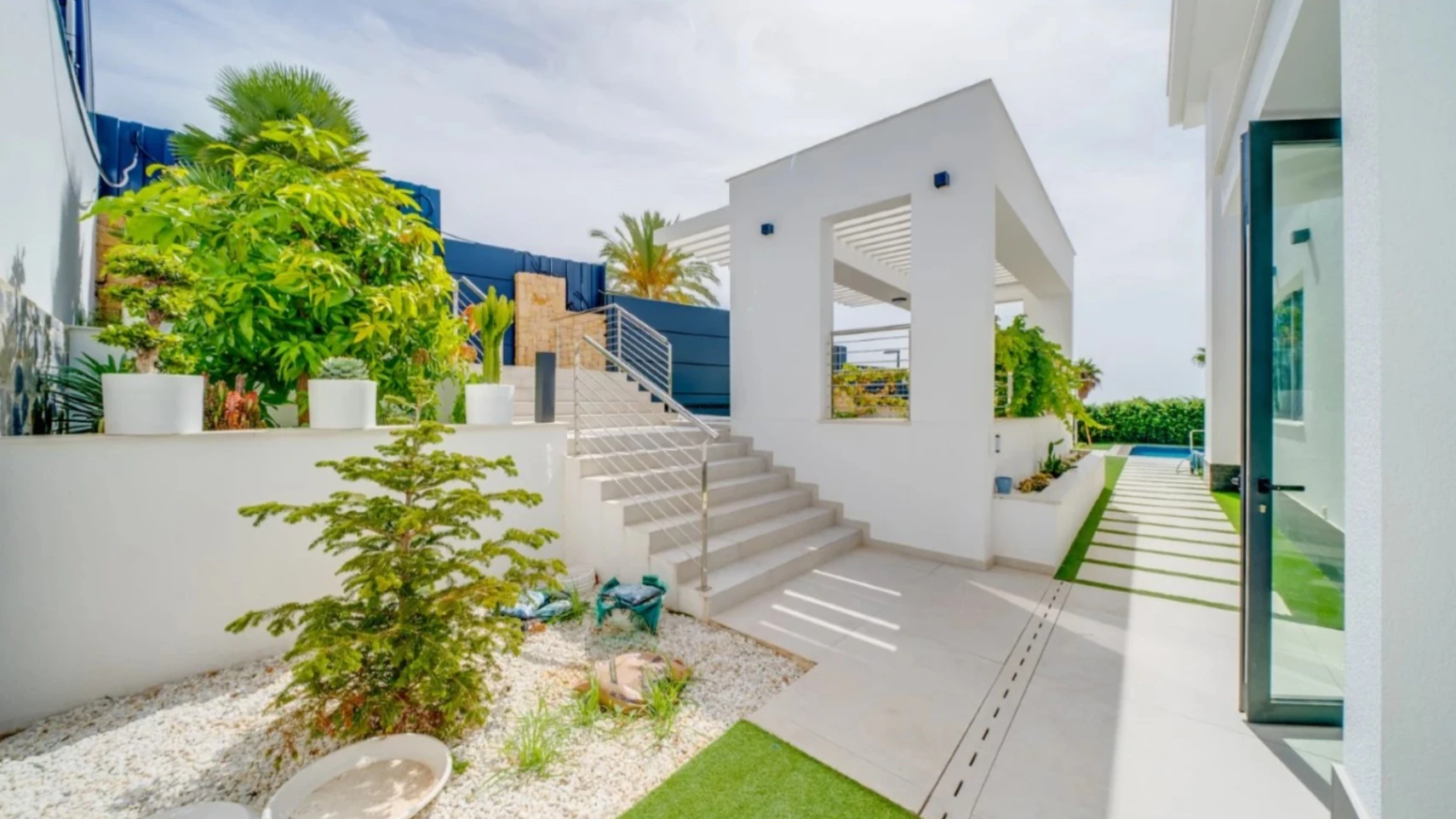 Villa de lujo en Sierra Cortina con piscina desbordante y vistas al mar