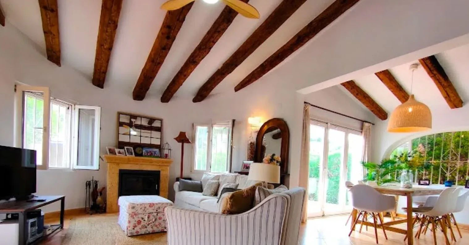 Gerestyle villa aan de eerste lijn van Las Marinas, Dénia, op slechts 50 meter van de zee.