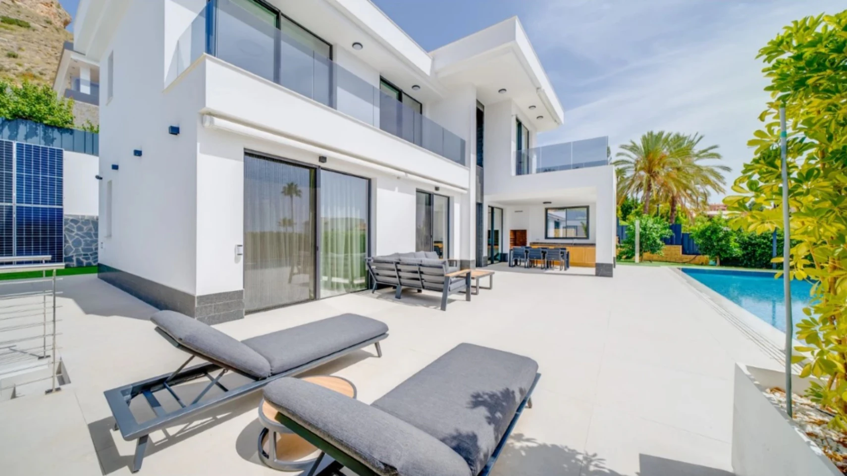 Villa de lujo en Sierra Cortina con piscina desbordante y vistas al mar