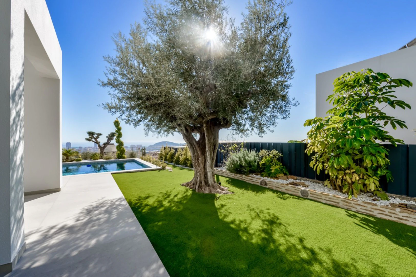 Villa moderna de lujo en Finestrat con 7 dormitorios, piscina privada y vistas al mar