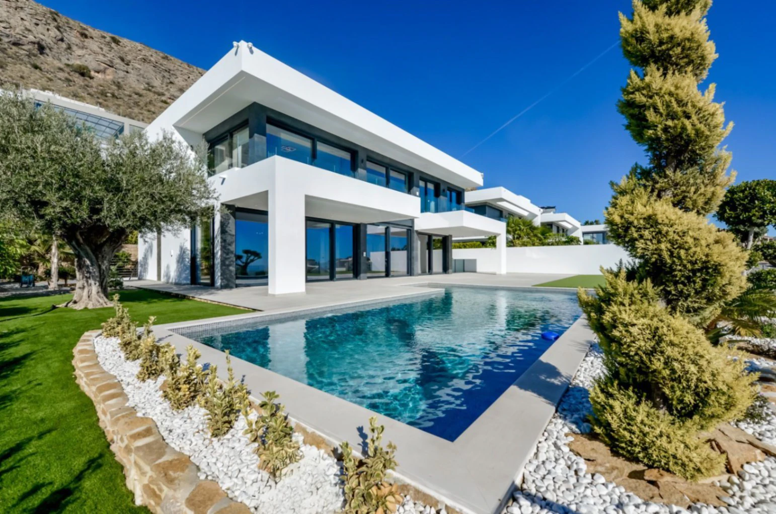 Villa moderna de lujo en Finestrat con 7 dormitorios, piscina privada y vistas al mar
