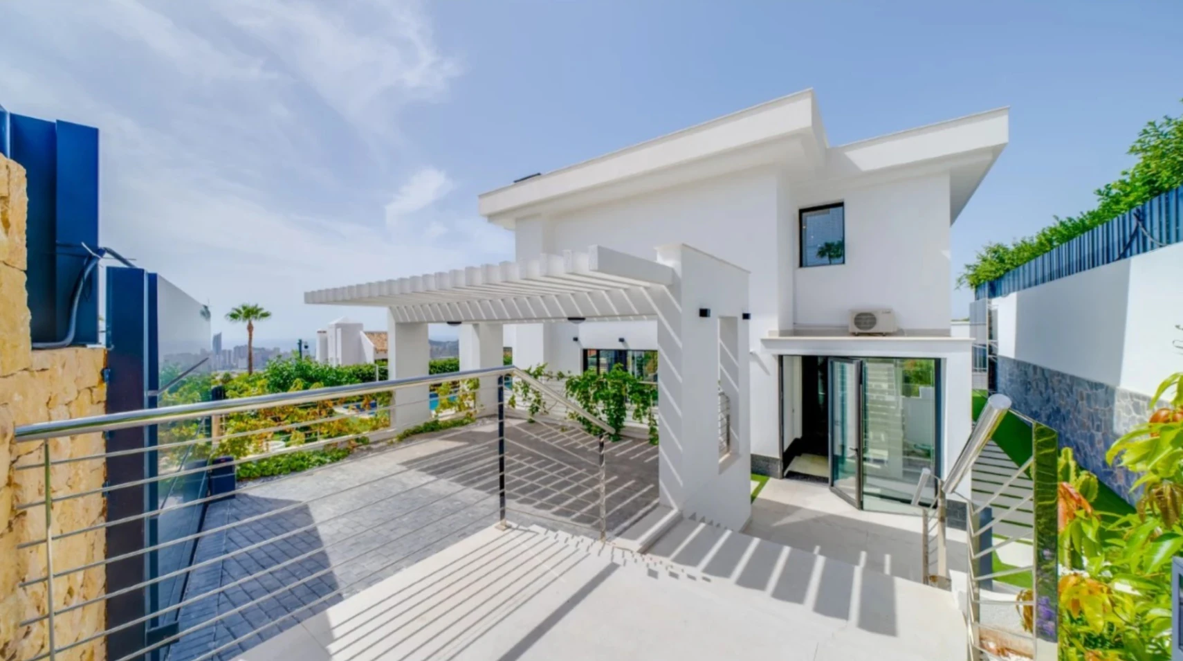 Villa de lujo en Sierra Cortina con piscina desbordante y vistas al mar